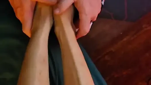 Melove bacaklarına masaj yapıyor