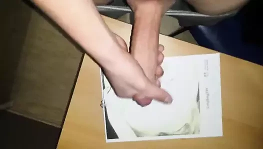 Karısını anmamı istiyor