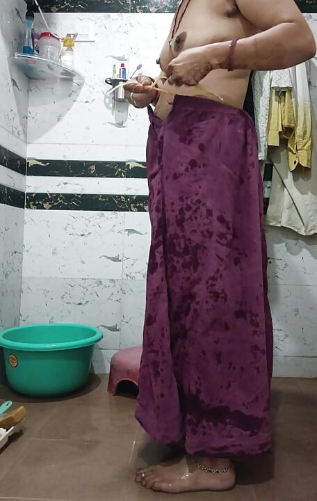 Priya Bhabi - show de banho na bunda grande