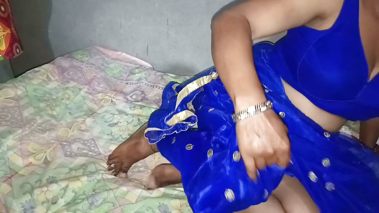 Ich trage ein erstes mal sari und mein stiefbruer fickte mich hart im doggystyle