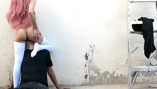 Squirting auf das gesicht meines freundes in einer öffentlichen Gasse