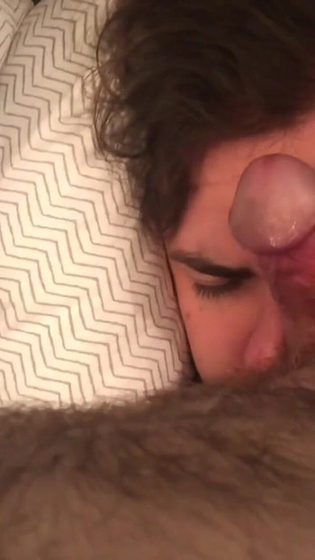 POV : un papa coquin et verbal nourrit sa bite à un pédé | Clip 2