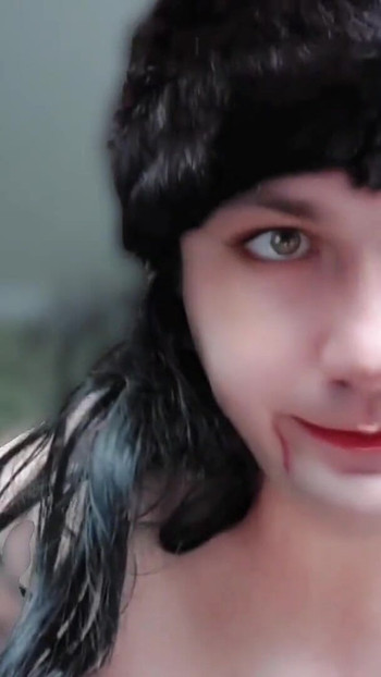 Uzbudljiv trenutak iz "Lijepe slatke plavuše femboy vampirice koja sjaji pod suncem kao u filmu Sumrak Vampiri i"