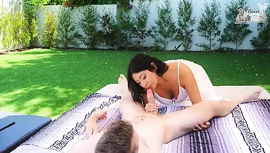 Трах страпоном на заднем дворе - Cami Strella