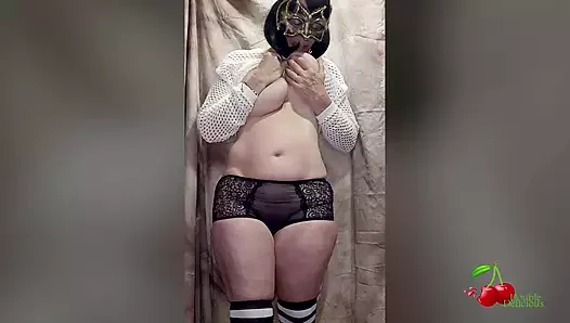 Juicy lyz ingin mendominasimu dengan strap-on-on-nya