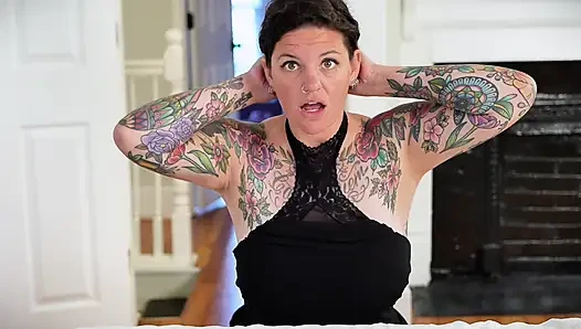 Carrie capri wird von der fickmaschine doggystyle gefickt und kommt hart!