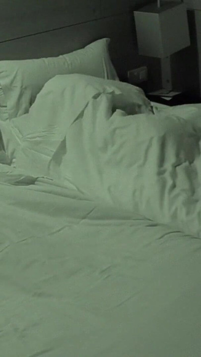 「夫が眠っている間に浮気妻がオナニーしているのをホテルのナイトカムで捉える」の壮大な瞬間