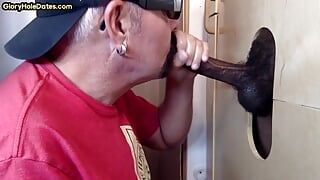 Un amant de bite noire se fait baiser sans capote dans une vidéo maison au gloryhole