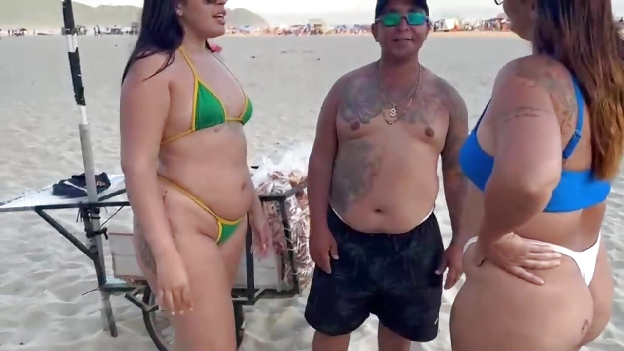 海灘小販用鹹味包裝吃掉兩個辣妹作為交換 留下快樂