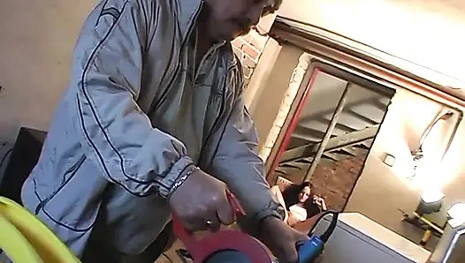 Koyu saçlı genç amcık yalıyor ve yaşlı adam tarafından sikiliyor