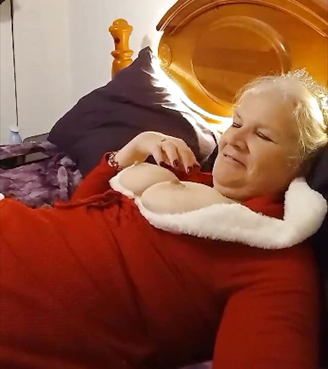 Quente milf gordinha deixa sua amiga comer creme de chicote de seus peitos e buceta!