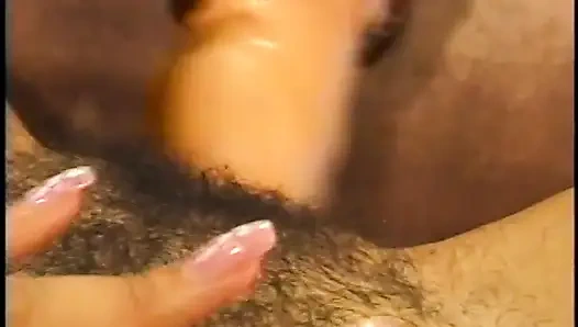 Изумительной европейской крошке лижет ее пизду пара черных подружек