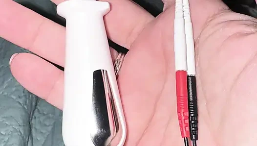 E uyarma cihazından acı ve zevk getirildi.