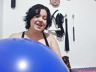 Смоктання величезної блакитної кулі