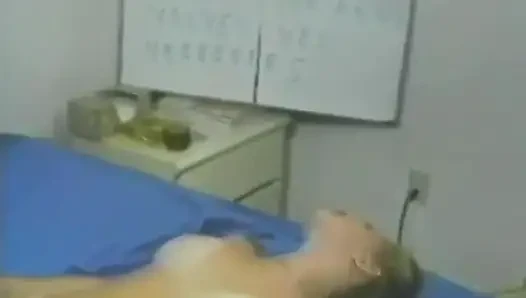 Minyon sarışın yarak emiyor ve sonra dildo alıyor