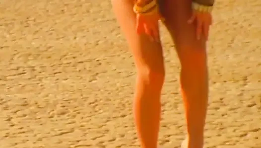 Залитая мочой крошка-блондинка стояет на коленях для Золотого дождя пустыни