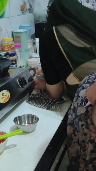 Desi bhabhi kitchen me khana bana rahi thi tabhi devar ne piche se le li bhabhi ki hardcore sex | Clip 1