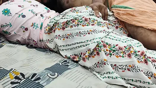 Romansa ciuman pantat panas dalam rok