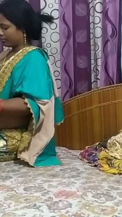 Main apni sauteli mammi ke bistar men ghus jaata hoon aur use chodta hoon - uski choot men viry chhorna | klip 1