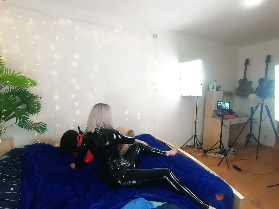 Backstage av ganska lesbiska fetischflickor som gör sex video. Positiv femdom, sexlek, latex läder