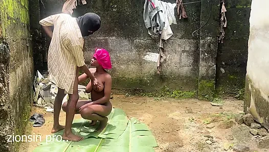 Aku sangat terangsang sehingga saya mengatur kencan bercinta halaman belakang dengan putri tiri bapak kos di halaman belakang kami. Ternyata begitu Lancar.