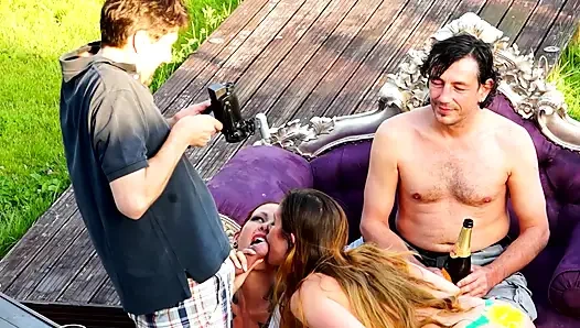 Pesta seks threesome di-gangbang sama dp di luar ruangan