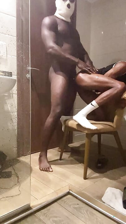 Macho-typ aus dem club fickt wie ein fauler mann