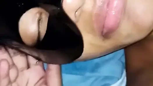 Üvey baba üvey kızına ilk kez gırtlağına kadar almayı ve işemeyi öğretiyor