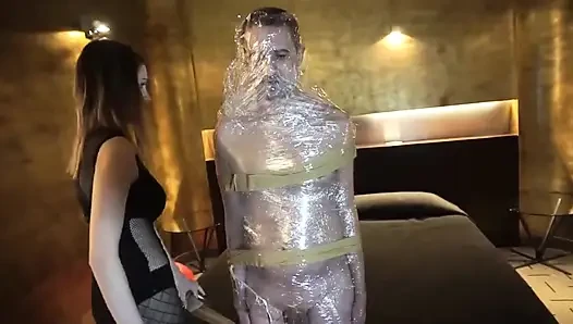 Kadın egemenliği kız kölesini kasete esarete sokuyor