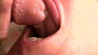 Cum en su lengua y labios