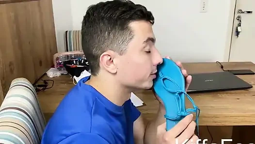 Kiffa si tetangga yang mencuri sandal di depan pintu