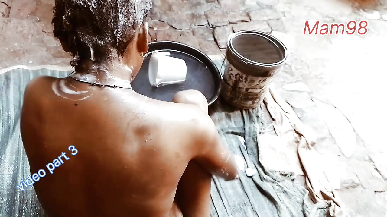 An Indian girl taking off her bath! Then seeing the scene ahead, you will also become crazy Mam98