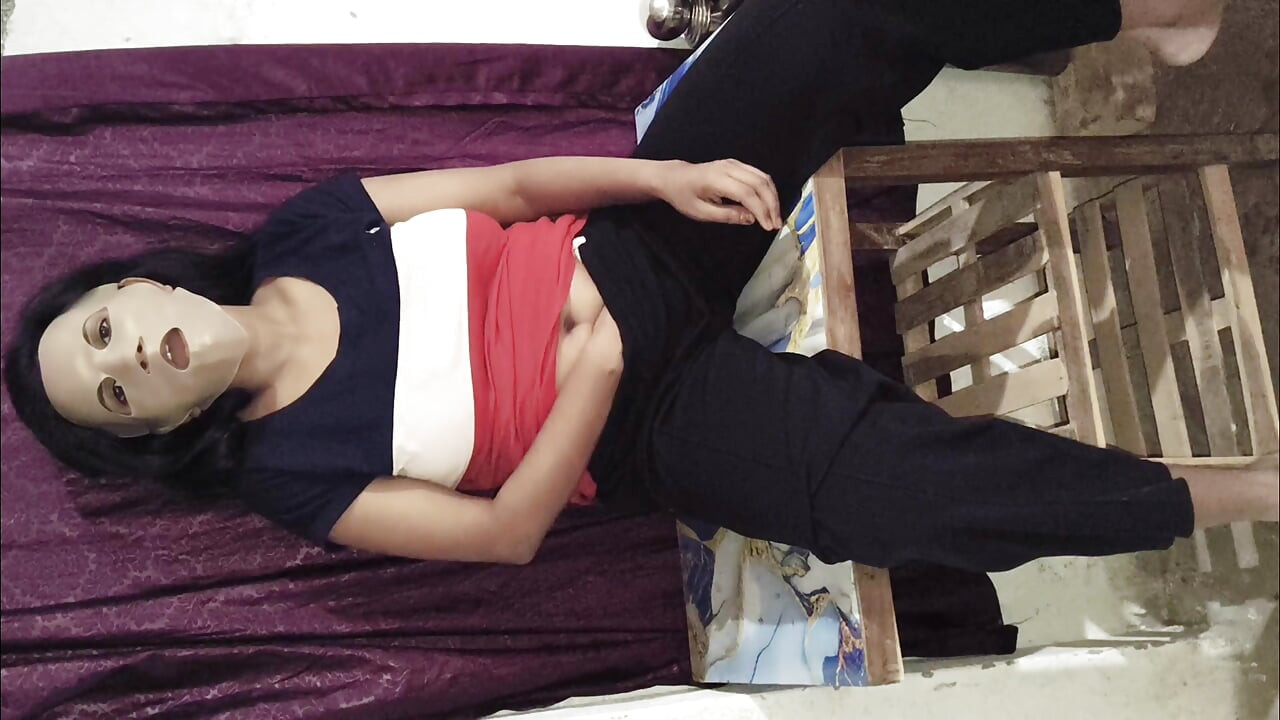 Temporada 148. Sexy bhabhi muestra sus grandes tetas delante de novio. Novio lame sus tetas de leche