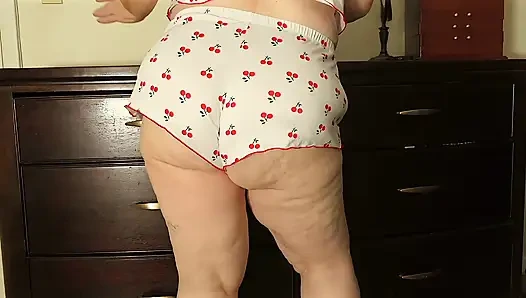 Bokong bahenol cewek kulit putih dengan pantat bahenol terbaik yang bikin cowok-cowok ini ngocok kontol dan crot di dalam - seks bbc