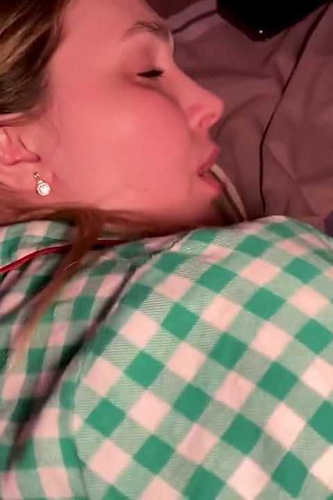 "- Ta bite est trop grosse pour mon cul, mieux vaut baiser dans la chatte ! Le beau-fils ne pouvait pas entrer dans le cul de sa belle-mère et a décidé de baiser la chatte !"