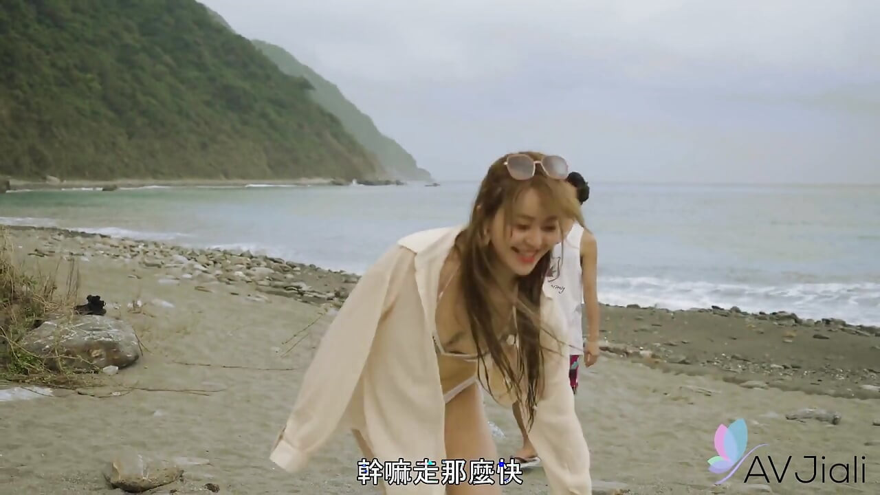 Ccc și iubitul ei scapă de petrecere și se strecoară să se fută