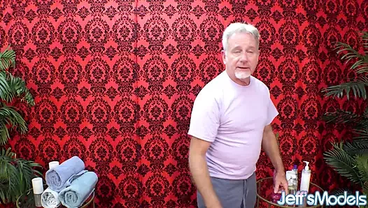 Chloe Klein сосет член массажиста, пока он трет ее толстую киску