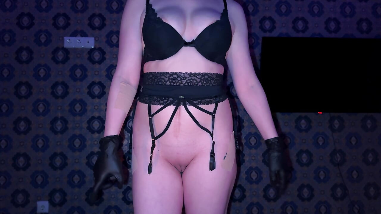 Chica sexy con grandes tetas me masturba con guantes negros