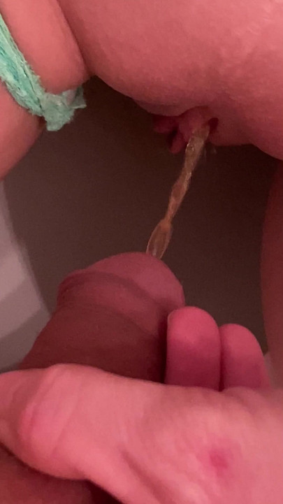 Must-see moment from "Pissing 💦on my girlfriend pussy lips while she pee on toilet"