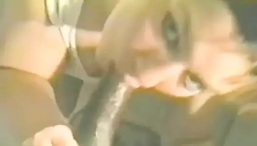 Cewek hot rambut pirang lagi asik nyepong kontol sebelum ngentot dua dildo