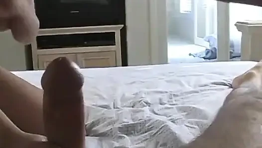 Kimmi Kahn ve Loni kameradaki adamın yarağını deniyor