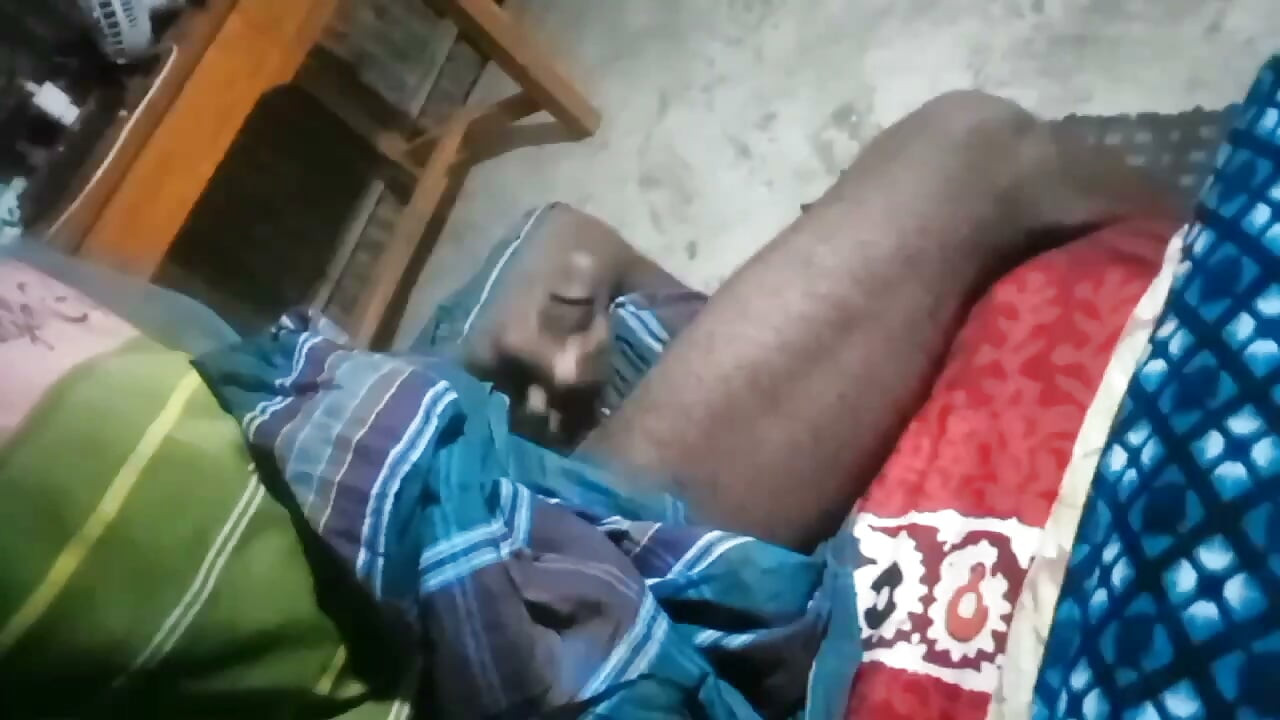 پسر هورنی که داره کیر بزرگش رو می‌ماله و به تو فکر می‌کنه، ناله‌های شدید و ارگاسم سخت با کلی آب منی