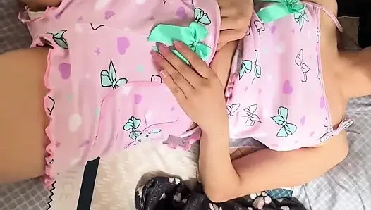 Üvey kız pijamalarıyla beni baştan çıkarıyor ve sonunda ona her yerinden dokunuyorum