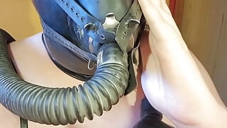 Gotik trans kız rebreather'ıyla oynuyor