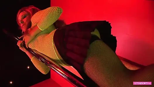 Крошка с большими сиськами скачет на лице красотки