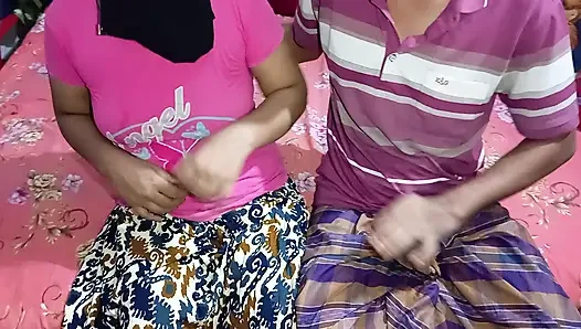 Patronla ilk seks. 18 yaşındaki Hintli kız iş görüşmesinde.