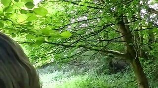 Amatör crossdresser Kellycd2022 sexig milf ute i skogen i vita strumpbyxor