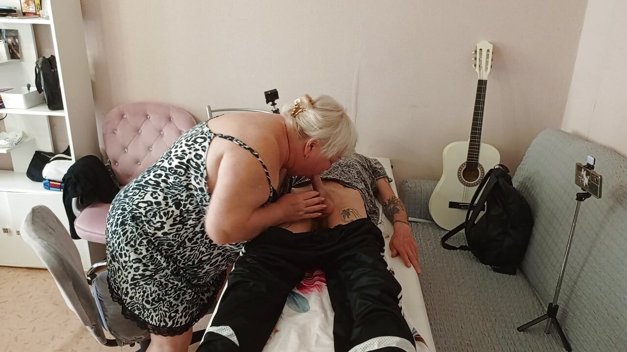 Susjeda je došla popušiti kurac da proguta dio sperme