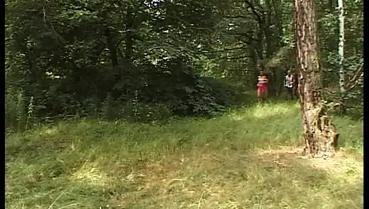 Birinci sınıf Alman amatör bebek ormanda iki biniyor