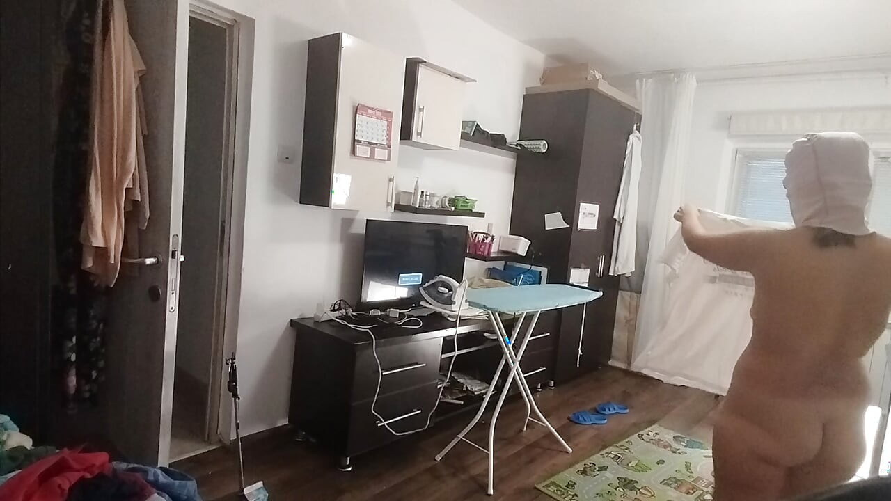 Seksi esmer evin etrafında çıplak ev işleri yapıyor.